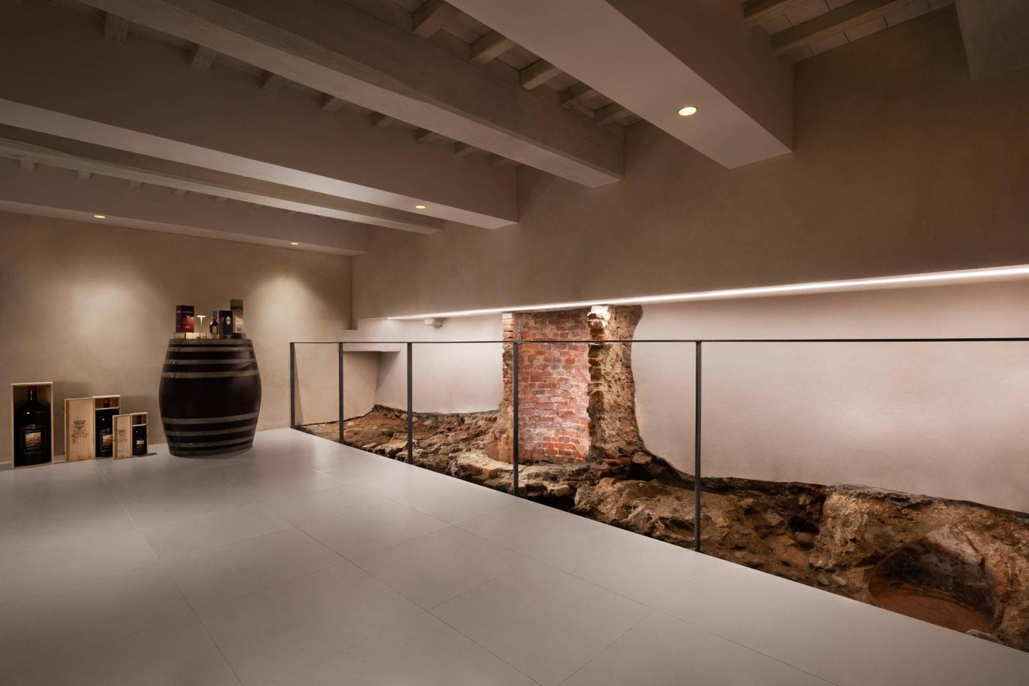 Grand Universe Lucca, Autograph Collection Bagian luar foto