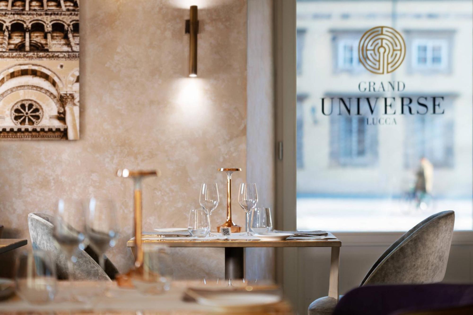 Grand Universe Lucca, Autograph Collection Bagian luar foto