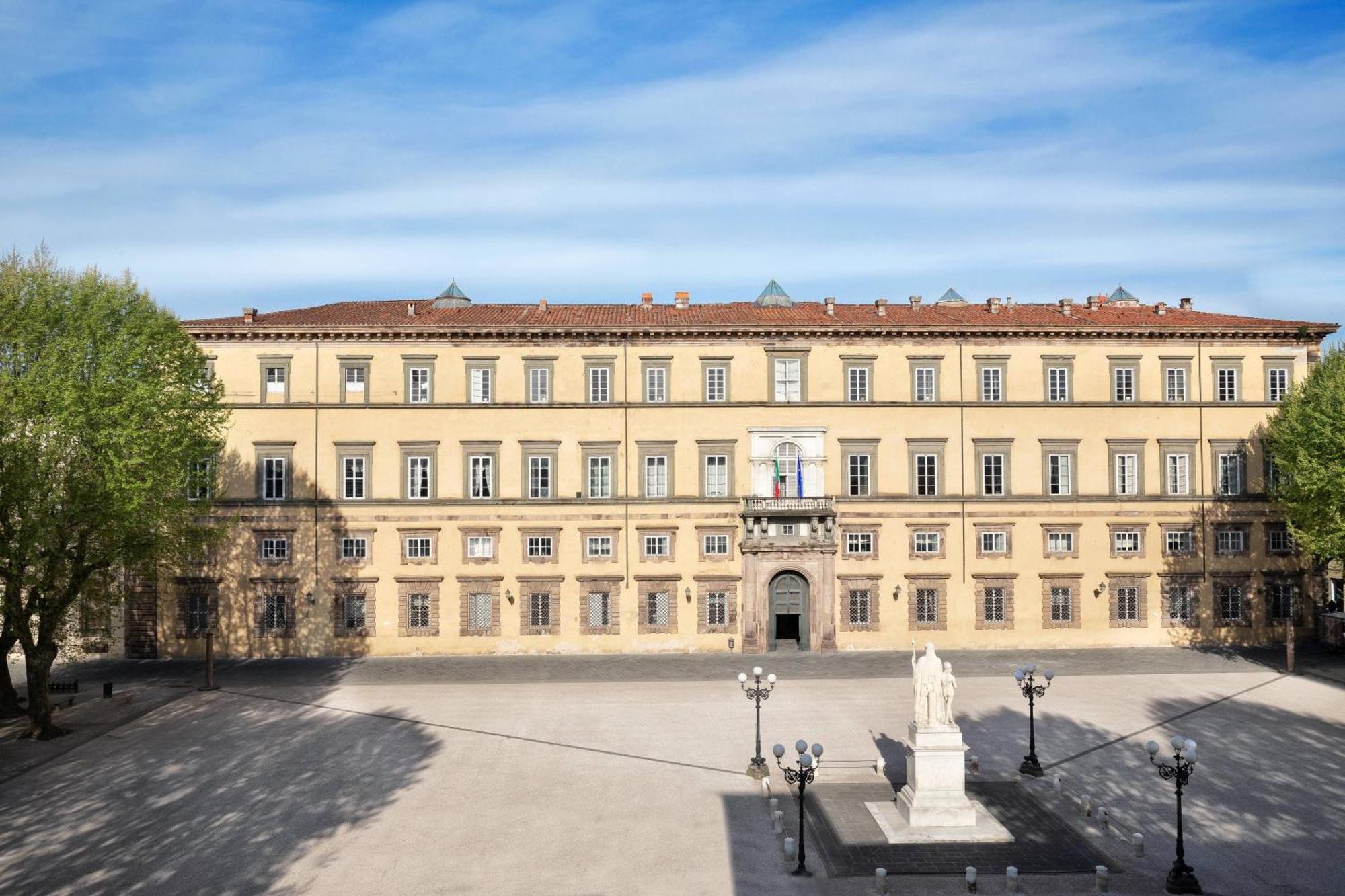 Grand Universe Lucca, Autograph Collection Bagian luar foto