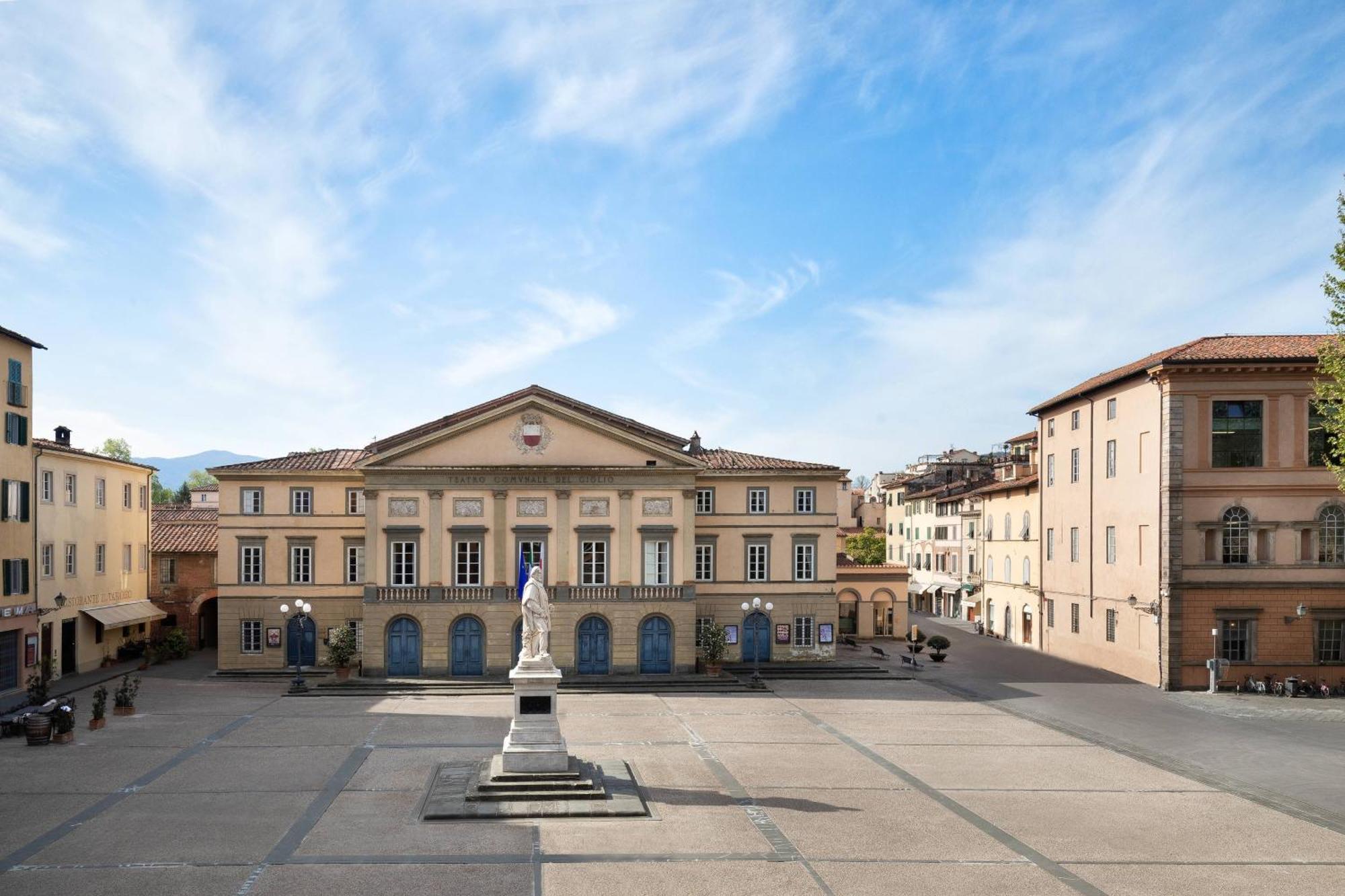 Grand Universe Lucca, Autograph Collection Bagian luar foto