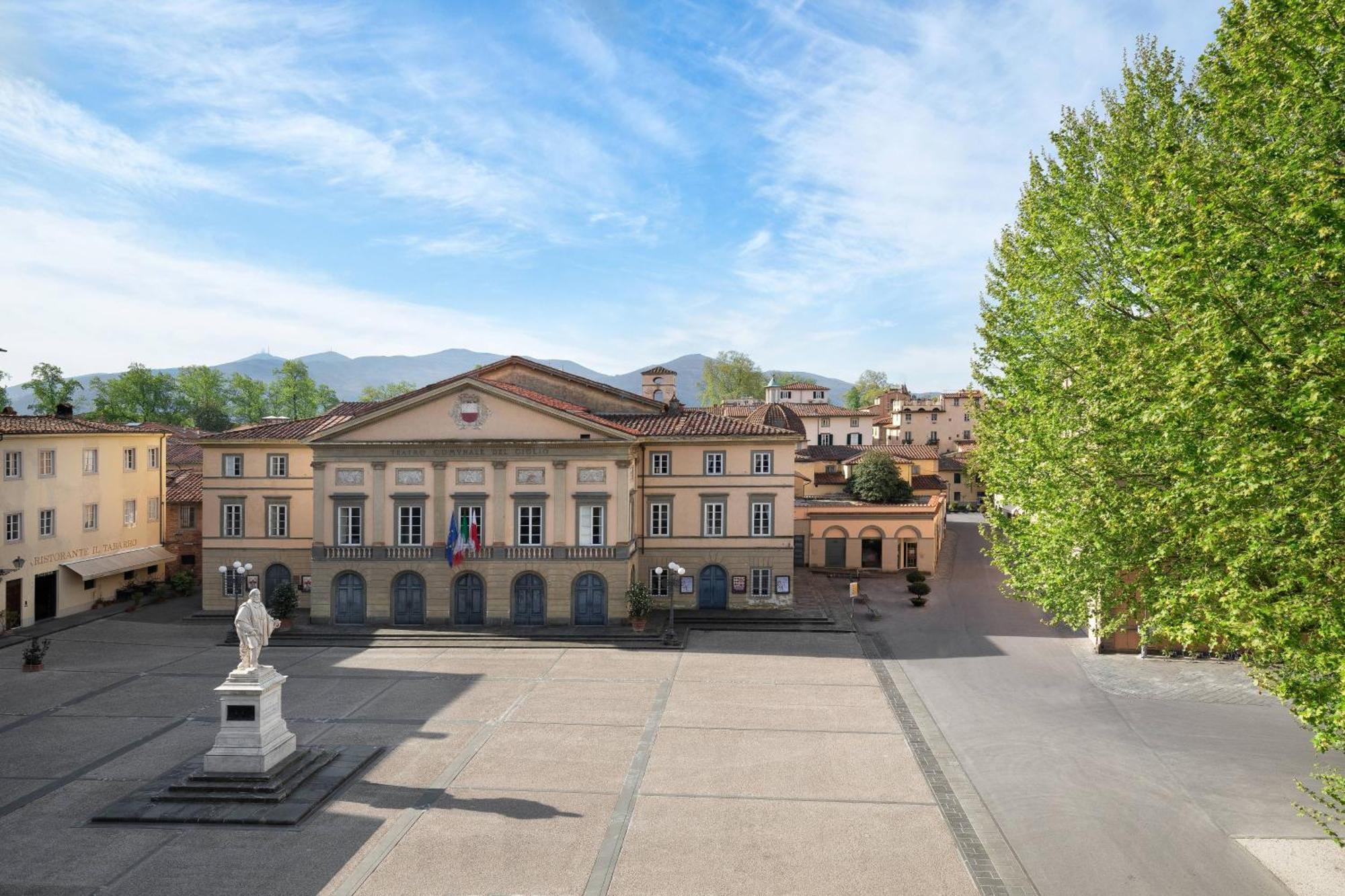 Grand Universe Lucca, Autograph Collection Bagian luar foto