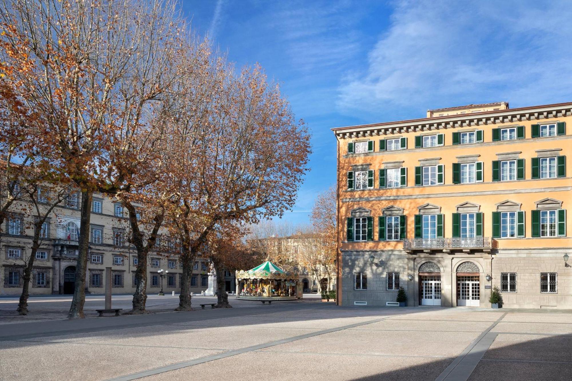 Grand Universe Lucca, Autograph Collection Bagian luar foto