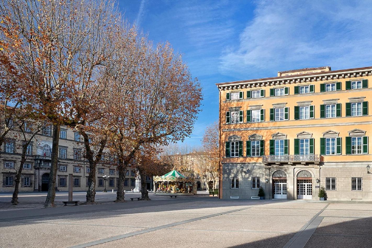 Grand Universe Lucca, Autograph Collection Bagian luar foto