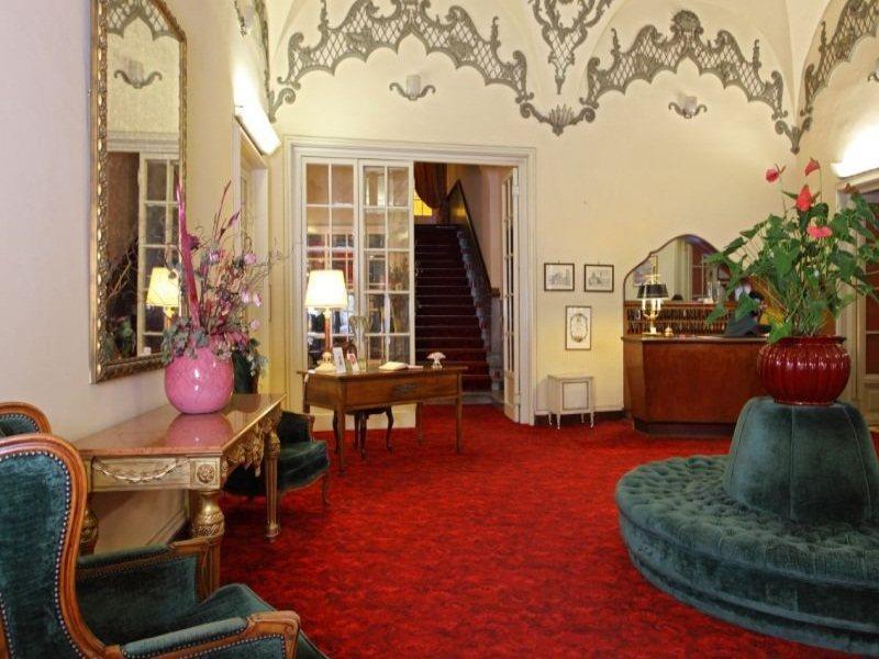 Grand Universe Lucca, Autograph Collection Bagian luar foto
